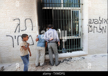 Palestinesi visualizza i danni all'interno della moschea nella West Bank village Jab'a, a sud di Ramallah, la mattina dopo che è stato impostato sul fuoco in un sospetto di 'prezzo' incendio doloso, 19 giugno 2012. Graffiti dicendo "La guerra è iniziata " e " si pagherà il prezzo' è stato verniciato a spruzzo su la moschea ha le pareti. Il cosiddetto "prezzo tag' attacchi sono generalmente effettuata dai coloni israeliani contro obiettivi palestinesi in ritorsione per si muove contro insediamenti. UPI/Debbie Hill Foto Stock