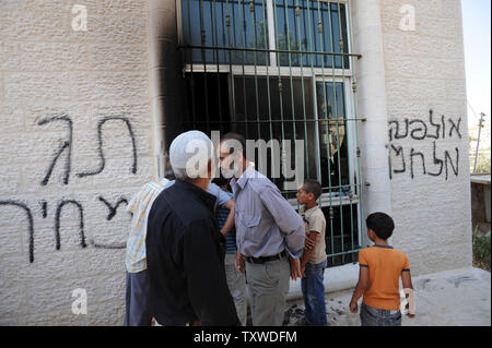 Palestinesi visualizza i danni all'interno della moschea nella West Bank village Jab'a, a sud di Ramallah, la mattina dopo che è stato impostato sul fuoco in un sospetto di 'prezzo' incendio doloso, 19 giugno 2012. Graffiti dicendo "La guerra è iniziata " e " si pagherà il prezzo' è stato verniciato a spruzzo su la moschea ha le pareti. Il cosiddetto "prezzo tag' attacchi sono generalmente effettuata dai coloni israeliani contro obiettivi palestinesi in ritorsione per si muove contro insediamenti. UPI/Debbie Hill Foto Stock