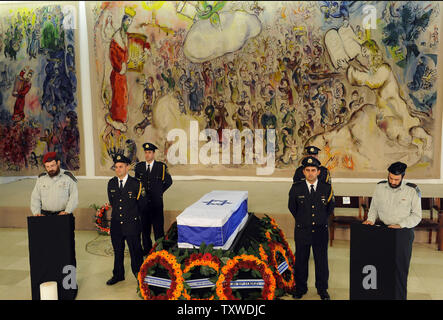 La bara di ex Primo Ministro Israeliano Yitzhak Shamir si trova in stato nella sala di Chagall alla Knesset, il parlamento israeliano, in Gerusalemme, 2 luglio 2012. Shamir, un militante contro la dominazione britannica nel pre-stato periodo, era un partito Likud leader e settimo primo ministro. Egli ha guidato Israele attraverso il primo 'Intifada,' o rivolta palestinese e la guerra del Golfo quando Israele era stato colpito con missili Scud sparati da Saddam Hussein in Iraq. Shamir morì in età di 96 e sarà sepolto al Mt. Herzl cimitero in Gerusalemme. UPI/Debbie Hill Foto Stock