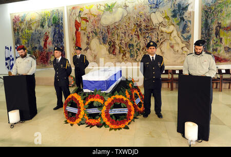 La bara di ex Primo Ministro Israeliano Yitzhak Shamir si trova in stato nella sala di Chagall alla Knesset, il parlamento israeliano, in Gerusalemme, 2 luglio 2012. Shamir, un militante contro la dominazione britannica nel pre-stato periodo, era un partito Likud leader e settimo primo ministro. Egli ha guidato Israele attraverso il primo 'Intifada,' o rivolta palestinese e la guerra del Golfo quando Israele era stato colpito con missili Scud sparati da Saddam Hussein in Iraq. Shamir morì in età di 96 e sarà sepolto al Mt. Herzl cimitero in Gerusalemme. UPI/Debbie Hill Foto Stock