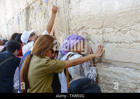 Una femmina di soldato israeliano prega presso il Muro Occidentale, ebraismo il santissimo sito, nella Città Vecchia di Gerusalemme, Israele, 6 settembre 2012. UPI/Debbie Hill Foto Stock