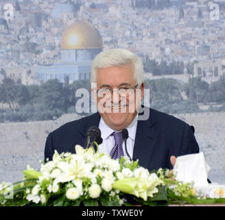 Il presidente palestinese Mahmoud Abbas Sorrisi durante una conferenza stampa nel composto presidenziale a Ramallah in Cisgiordania, 8 settembre 2012. Abbas è impegnato a cercare il riconoscimento di uno Stato non membro lo stato all'Assemblea generale delle Nazioni Unite alla fine di settembre. Egli ha anche affrontato la crisi economica nei territori palestinesi e l'inchiesta della morte del compianto leader palestinese Yasser Arafat. UPI/Debbie Hill Foto Stock