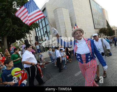 Un Americano Pro-Israel cristiano, vestito come lo zio Sam, onde una bandiera americana mentre marcia annuale parata di Gerusalemme durante la vacanza di Sukkot o festa di Tablernacles, nel centro di Gerusalemme, Israele, 4 ottobre 2012. Più di 5 mila cristiani provenienti da oltre cento paesi accorrevano a Gerusalemme durante la festa delle capanne holiday per mostrare il loro sostegno per Israele e per il popolo ebraico in un evento sponsorizzato dalla International Christian Embassy in Gerusalemme. UPI/Debbie Hill Foto Stock