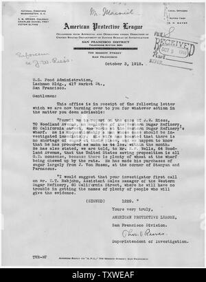 American League protettivo a U. S. Il cibo Administration re: J. W. Riess; Portata e contenuto: Questa lettera è stata ricevuta dalla California Amministratore di cibo dalla American League protettivo. La lega è stata una organizzazione patriottica che spiato su individui e aziende e ha riferito accuse di cibo-accaparramento e ad altre agenzie delle Nazioni unite-American attività. La lega è stata interessata in modo particolare German-Americans e sospetti sympathsizers tedesco. Foto Stock