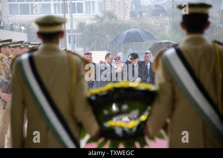 Il presidente palestinese Mahmoud Abbas arriva presso il mausoleo del compianto leader Yasser Arafat, sull'ottavo anniversario della sua morte a Ramallah in Cisgiordania, 11 novembre 2012. L' Autorità palestinese sta coordinando la esumazione di Arafat il corpo con il russo, svizzero e di esperti francesi per determinare se egli è morto da veleno. UPI/Debbie Hill Foto Stock