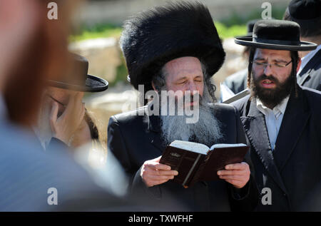 Un Ebreo Ultra-Orthodox prega dopo la masterizzazione lievito prodotti prima della Pasqua vacanza, che inizia al tramonto, in Mea Shearim a Gerusalemme, Israele, Marzo 25, 2013. La vacanza di Pasqua commemora la liberazione di Israele dalla schiavitù dal Faraone in Egitto come detto in Esodo. Gli ebrei di astenersi dal mangiare prodotti lievitati per otto giorni di festival di Pasqua perché non è detto che i figli di Israele non ha avuto il tempo per la loro pasta a sollevarsi quando si rifugiarono in Egitto. UPI/Debbie Hill Foto Stock