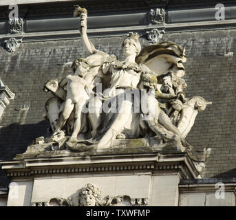 Rilievi, simboli, statue e decorazioni architettoniche degli edifici antichi. La statua di Hecate con torcia e Cupido. Parigi Foto Stock