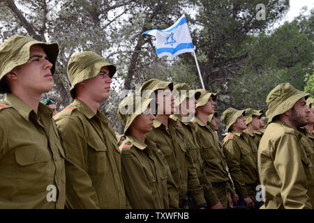 Israeliano soldati di combattimento stare in silenzio come un due minuti di sirena suona per onorare i sei milioni di ebrei che perirono sotto il regime nazista durante la Seconda Guerra Mondiale, durante un olocausto evento commemorativo sull olocausto dei martiri ed eroi' giorno del ricordo, nel martire foresta 'Scorrimento di fuoco", al di fuori di Gerusalemme, Israele, Aprile 8, 2013. UPI/Debbie Hill Foto Stock