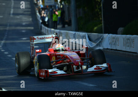 Una Ferrari di Formula Uno gara di velocità per auto giù per una strada a Gerusalemme durante la prima Gerusalemme Formula 'pace Road Show" in Israele, 13 giugno 2013. UPI/Debbie Hill Foto Stock