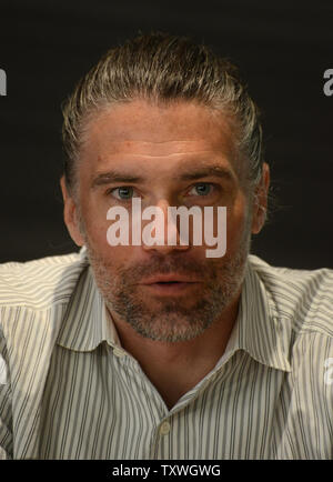 Attore americano Anson Mount della serie televisiva "L'inferno su ruote' prende parte a una conferenza stampa sulla sua esperienza in Israele, presso l'hotel Inbal a Gerusalemme, Israele, Ottobre 6, 2013. Montare è parte di una delegazione di American Film e televisione attori che sono in visita a Israele con "America's voci in Israele". UPI/Debbie Hill Foto Stock