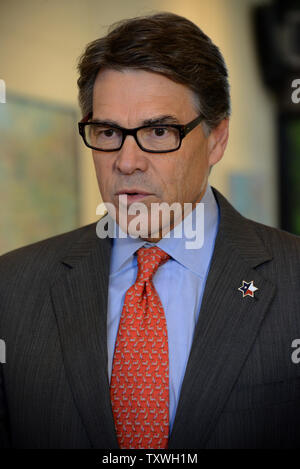 Texas Governor Rick Perry assiste una cerimonia presso la residenza del presidente israeliano Shimon Peres a Gerusalemme, Israele, ottobre 23, 2013. Il Governatore Perry e il Cancelliere John Sharp della Texas A&M University ha annunciato piani per aprire una succursale della Texas A&M University di Nazareth - Pace Campus. Sarà il primo completo Università internazionale di prima classe per aprire nello Stato di Israele. La popolazione studentesca dell'università sarà una combinazione di arabo, ebraico e studenti internazionali.UPI/Debbie Hill Foto Stock