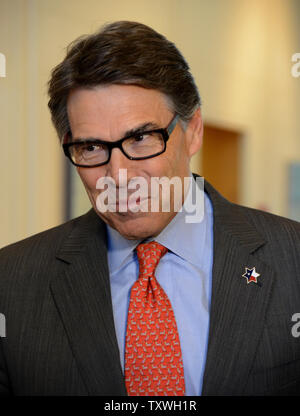 Texas Governor Rick Perry assiste una cerimonia presso la residenza del presidente israeliano Shimon Peres a Gerusalemme, Israele, ottobre 23, 2013. Il Governatore Perry e il Cancelliere John Sharp della Texas A&M University ha annunciato piani per aprire una succursale della Texas A&M University di Nazareth - Pace Campus. Sarà il primo completo Università internazionale di prima classe per aprire nello Stato di Israele. La popolazione studentesca dell'università sarà una combinazione di arabo, ebraico e studenti internazionali.UPI/Debbie Hill Foto Stock