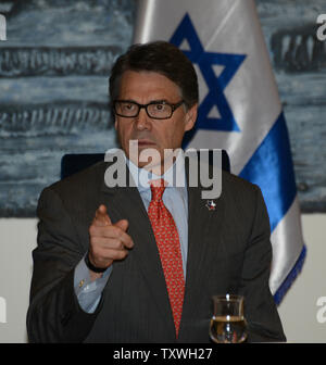 Texas Governor Rick Perry assiste una cerimonia presso la residenza del presidente israeliano Shimon Peres a Gerusalemme, Israele, ottobre 23, 2013. Il Governatore Perry e il Cancelliere John Sharp della Texas A&M University ha annunciato piani per aprire una succursale della Texas A&M University di Nazareth - Pace Campus. Sarà il primo completo Università internazionale di prima classe per aprire nello Stato di Israele. La popolazione studentesca dell'università sarà una combinazione di arabo, ebraico e studenti internazionali.UPI/Debbie Hill Foto Stock