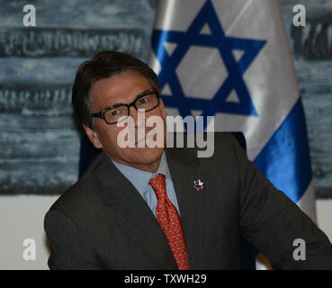 Texas Governor Rick Perry assiste una cerimonia presso la residenza del presidente israeliano Shimon Peres a Gerusalemme, Israele, ottobre 23, 2013. Il Governatore Perry e il Cancelliere John Sharp della Texas A&M University ha annunciato piani per aprire una succursale della Texas A&M University di Nazareth - Pace Campus. Sarà il primo completo Università internazionale di prima classe per aprire nello Stato di Israele. La popolazione studentesca dell'università sarà una combinazione di arabo, ebraico e studenti internazionali.UPI/Debbie Hill Foto Stock