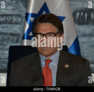 Texas Governor Rick Perry assiste una cerimonia presso la residenza del presidente israeliano Shimon Peres a Gerusalemme, Israele, ottobre 23, 2013. Il Governatore Perry e il Cancelliere John Sharp della Texas A&M University ha annunciato piani per aprire una succursale della Texas A&M University di Nazareth - Pace Campus. Sarà il primo completo Università internazionale di prima classe per aprire nello Stato di Israele. La popolazione studentesca dell'università sarà una combinazione di arabo, ebraico e studenti internazionali.UPI/Debbie Hill Foto Stock