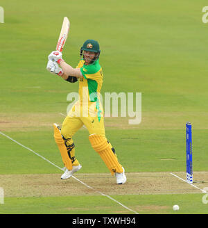 Londra, Regno Unito. Il 25 giugno 2019. David Warner dell Australia colpisce la palla per quattro corre off il bowling di Jofra Archer di Inghilterra durante l'Inghilterra v Australia, ICC Cricket World Cup Match, al Lords, Londra, Inghilterra. Credito: Lo sport europeo Agenzia fotografica/Alamy Live News Foto Stock