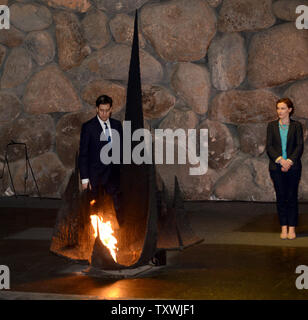 British leader laburista Ed Miliband riaccende la fiamma eterna nella sala del ricordo nel Mausoleo di Yad Vashem Holocaust Museum di Gerusalemme, Israele, 10 aprile 2014. È il primo di tre giorni di visita in Israele e Autorità palestinese. UPI/Debbie Hill Foto Stock