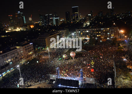 Decine di migliaia di israeliani frequentare un rally in Piazza Rabin a Tel Aviv, Israele, 7 marzo 2015. Gli israeliani si sono riuniti sotto la bandiera "Israele vuole cambiare' e chiamato per il primo ministro Benjamin Netanyahu di essere sostituito nel prossimo marzo 17 elezioni. Foto di Debbie Hill/UPI Foto Stock