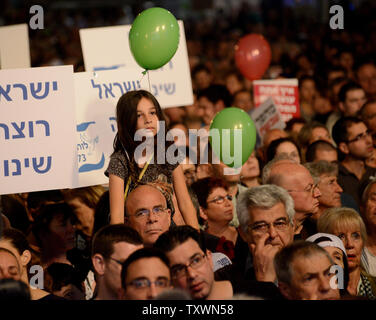 Gli israeliani assistere ad un rally per il governo a cambiare in Piazza Rabin a Tel Aviv, Israele, 7 marzo 2015. Decine di migliaia di israeliani sono riuniti sotto lo striscione "Israele vuole cambiare' e chiamato per il primo ministro Benjamin Netanyahu di essere sostituito nel prossimo marzo 17 elezioni. Foto di Debbie Hill/UPI Foto Stock