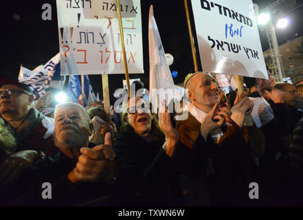 A destra israeliani frequentare una massa a destra nel rally di Rabin Square a Tel Aviv, Israele, 15 marzo 2015, a sostegno del Primo Ministro israeliano Benjamin Netanyahu, partito Likud leader. Decine di migliaia di destra israeliani si sono stretti a sostegno del Primo ministro Netanyahu. Testa di Israele alle urne il 17 marzo per votare alle elezioni parlamentari. Foto di Debbie Hill/UPI Foto Stock