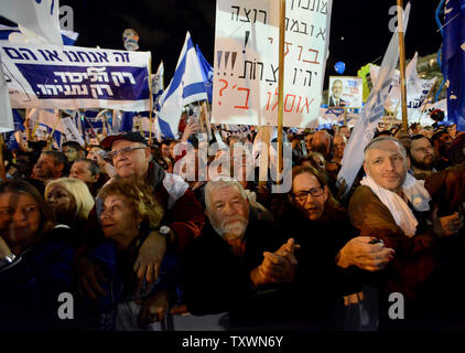 A destra israeliani frequentare una massa a destra nel rally di Rabin Square a Tel Aviv, Israele, 15 marzo 2015, a sostegno del Primo Ministro israeliano Benjamin Netanyahu, partito Likud leader. Decine di migliaia di destra israeliani si sono stretti a sostegno del Primo ministro Netanyahu. Testa di Israele alle urne il 17 marzo per votare alle elezioni parlamentari. Foto di Debbie Hill/UPI Foto Stock