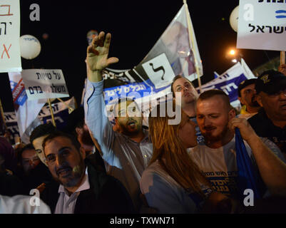 A destra israeliani frequentare una massa a destra nel rally di Rabin Square a Tel Aviv, Israele, 15 marzo 2015, a sostegno del Primo Ministro israeliano Benjamin Netanyahu, partito Likud leader. Decine di migliaia di destra israeliani si sono stretti a sostegno del Primo ministro Netanyahu. Testa di Israele alle urne il 17 marzo per votare alle elezioni parlamentari. Foto di Debbie Hill/UPI Foto Stock