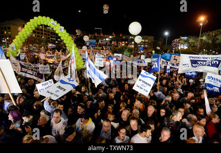 A destra israeliani frequentare una massa a destra nel rally di Rabin Square a Tel Aviv, Israele, 15 marzo 2015, a sostegno del Primo Ministro israeliano Benjamin Netanyahu, partito Likud leader. Decine di migliaia di destra israeliani si sono stretti a sostegno del Primo ministro Netanyahu. Testa di Israele alle urne il 17 marzo per votare alle elezioni parlamentari. Foto di Debbie Hill/UPI Foto Stock