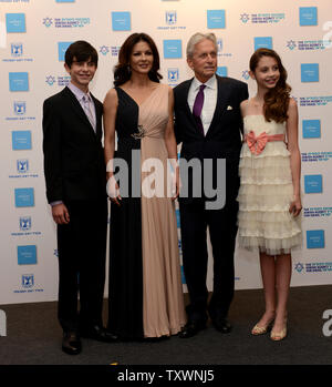 American Jewish attore Michael Douglas arriva con la sua famiglia, moglie Catherine Zeta Jones, figlio Dylan e figlia Carys prima di ricevere il premio Genesi dal Primo Ministro israeliano Benjamin Netanyahu a Gerusalemme, Israele, 18 giugno 2015. Il premio di Genesi onori gli individui che hanno raggiunto l'eccellenza nel loro campo professionale e hanno ispirato gli altri nel loro impegno e dedizione alla comunità ebraica e lo Stato di Israele. Piscina - Foto di Debbie Hill/UPI Foto Stock