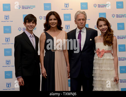 American Jewish attore Michael Douglas arriva con la sua famiglia, moglie Catherine Zeta Jones, figlio Dylan e figlia Carys prima di ricevere il premio Genesi dal Primo Ministro israeliano Benjamin Netanyahu a Gerusalemme, Israele, 18 giugno 2015. Il premio di Genesi onori gli individui che hanno raggiunto l'eccellenza nel loro campo professionale e hanno ispirato gli altri nel loro impegno e dedizione alla comunità ebraica e lo Stato di Israele. Piscina - Foto di Debbie Hill/UPI Foto Stock