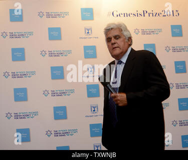 Comico americano Jay Leno fa una dichiarazione alla stampa prima di moderare la genesi premio in Gerusalemme, Israele, 18 giugno 2015. Il premio di Genesi onori gli individui che hanno raggiunto l'eccellenza nel loro campo professionale e hanno ispirato gli altri nel loro impegno e dedizione alla comunità ebraica e lo Stato di Israele. Piscina - Foto di Debbie Hill/UPI Foto Stock