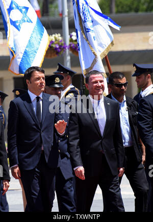 Primo Ministro italiano Matteo Renzi (L) cammina con Knesset Speaker Yuli Edelstein per rivedere la guardia d'onore al di fuori della Knesset, il parlamento israeliano, in Gerusalemme, Israele, 22 luglio 2015. Foto di Debbie Hill/UPI Foto Stock