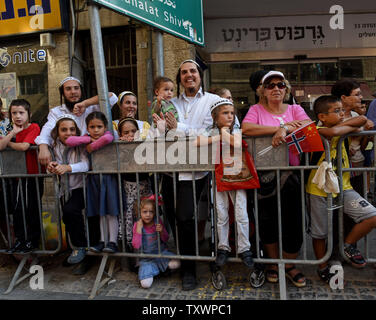 Gli israeliani guarda i cristiani evangelici, non visto, marzo in Gerusalemme annuale parata del Sukkot, la Festa dei Tabernacoli a Gerusalemme, Israele, Ottobre 1, 2015. Più di 4 mila cristiani internazionali riuniti a Gerusalemme per mostrare il loro sostegno per Israele e per lo stato ebraico in una settimana lungo evento organizzato dalla International Christian Embassy in Gerusalemme. Foto di Debbie Hill/ UPI Foto Stock