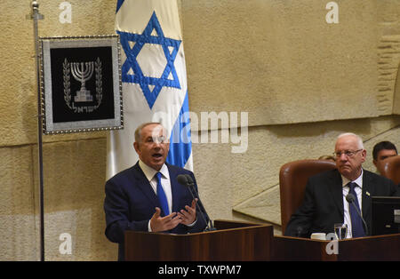 Presidente israeliano Reuven Rivlin ascolta il primo ministro Benjamin Netanyahu consegnare un discorso di apertura della sessione invernale della Knesset, il Parlamento, a Gerusalemme, Israele, 12 ottobre 2015. Netanyahu ha detto che la recente ondata di terrorismo palestinese proviene da un desiderio di annientare gli ebrei e non da la frustrazione dei palestinesi. Egli ha negato qualsiasi intenzione di cambiare lo status quo sul Monte del Tempio o moschea Al Aqsa composto. Foto di Debbie Hill/ UPI Foto Stock