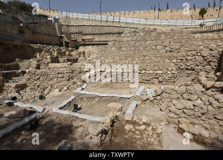 Una panoramica di un'area di scavo presso la città di David parco archeologico al di fuori della Città Vecchia di Gerusalemme, vicino a Gerusalemme Est quartiere di Silwan, 3 novembre 2015. Secondo le autorità di Antichità Israele, dopo anni di scavi sotto la Givati parcheggio, i resti di una fortezza la Acra, utilizzato dai Greci più di duemila anni fa per il controllo del Monte del Tempio durante il regno del re Antioco Epiphanes (c. 215-164 BCE) sono stati scoperti presso il sito di scavo. Reperti archeologici di fionda, punte di frecce e ballistas pietre sono state recuperate e sono elementi di prova Foto Stock