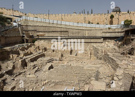 Una panoramica di un'area di scavo presso la città di David parco archeologico al di fuori della Città Vecchia di Gerusalemme, vicino a Gerusalemme Est quartiere di Silwan, 3 novembre 2015. Secondo le autorità di Antichità Israele, dopo anni di scavi sotto la Givati parcheggio, i resti di una fortezza la Acra, utilizzato dai Greci più di duemila anni fa per il controllo del Monte del Tempio durante il regno del re Antioco Epiphanes (c. 215-164 BCE) sono stati scoperti presso il sito di scavo. Reperti archeologici di fionda, punte di frecce e ballistas pietre sono state recuperate e sono elementi di prova Foto Stock