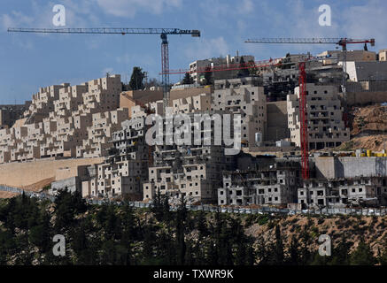 Una panoramica di una sezione del nuovo alloggiamento ebraica di Pisgat Ze'ev insediamento, West Bank, 25 febbraio 2016. Primo Ministro britannico David Cameron chiamato insediamento israeliano la costruzione in Gerusalemme Est "veramente scioccante' E DETTO IL REGNO UNITO NON supporta illegale di insediamenti israeliani. Il sindaco di Gerusalemme Nir Barkat ha risposto che a Gerusalemme Est i residenti sono meglio oggi che durante il tempo del mandato britannico. Foto di Debbie Hill/ UPI Foto Stock