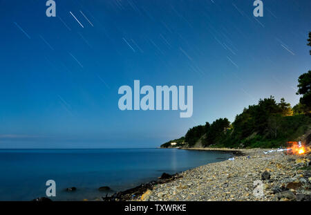 Luce Tracce stellari sulla notte estiva spiaggia Foto Stock