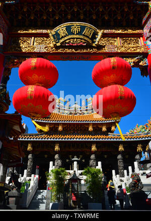 Tradizionale lanterne rosse all'entrata di Kwan Tai tempio situato nel centro di Yokohama Chinatown Foto Stock