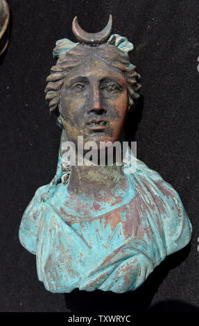 Una statuetta della Luna Godess Luna è mostrato per la stampa da parte della autorità di Antichità Israele dopo che è stato scoperto dai subacquei fuori del porto antico di Cesarea nei fondali del Mediterraneo, 16 maggio 2016. Centinaia di monete e statue del tardo periodo Romano sono stati recentemente trovato dopo essere stata persa da una nave mercantile affondato 1.600 anni fa. La scoperta è costituito principalmente da "metalli e bronzo che slated per riciclaggio" sulla nave da Cesarea nel periodo tardo romano quando affondò lungo il Mediterraneo antico porto di Cesarea. Foto di Debbie Hill/UPI Foto Stock