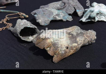 Artefatti da una nave mercantile affondato off mediterraneo antico porto di Cesarea 1,6000 anni fa è presentato alla stampa da parte della autorità di Antichità Israele dopo che è stato scoperto dai subacquei nei fondali del Mediterraneo, 16 maggio 2016. Centinaia di monete e statue del tardo periodo Romano sono stati recentemente trovato dopo essere stata persa da una nave mercantile affondato. La scoperta è costituito principalmente da "metalli e bronzo che slated per riciclaggio" sulla nave da Cesarea nel periodo tardo romano quando affondò lungo il Mediterraneo antico porto di Cesarea. Foto di Debbie Hill/UPI Foto Stock