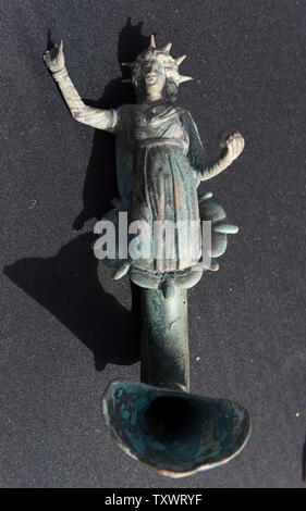 Un artefatto da una nave mercantile affondato off mediterraneo antico porto di Cesarea 1,6000 anni fa è presentato alla stampa da parte della autorità di Antichità Israele dopo che è stato scoperto dai subacquei nei fondali del Mediterraneo, 16 maggio 2016. Centinaia di monete e statue del tardo periodo Romano sono stati recentemente trovato dopo essere stata persa da una nave mercantile affondato. La scoperta è costituito principalmente da "metalli e bronzo che slated per riciclaggio" sulla nave da Cesarea nel periodo tardo romano quando affondò lungo il Mediterraneo antico porto di Cesarea. Foto di Debbie Hill/UPI Foto Stock