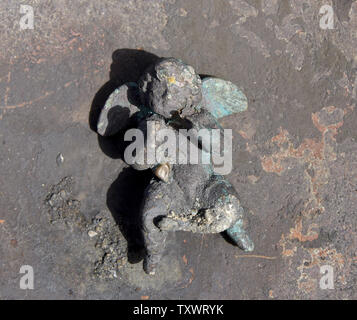 Un artefatto da una nave mercantile affondato off mediterraneo antico porto di Cesarea 1,6000 anni fa è presentato alla stampa da parte della autorità di Antichità Israele dopo che è stato scoperto dai subacquei nei fondali del Mediterraneo, 16 maggio 2016. Centinaia di monete e statue del tardo periodo Romano sono stati recentemente trovato dopo essere stata persa da una nave mercantile affondato. La scoperta è costituito principalmente da "metalli e bronzo che slated per riciclaggio" sulla nave da Cesarea nel periodo tardo romano quando affondò lungo il Mediterraneo antico porto di Cesarea. Foto di Debbie Hill/UPI Foto Stock