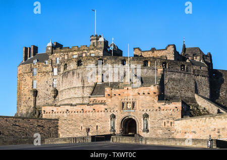 Il Castello di Edimburgo, Castello sotto il sole nella primavera del 2019. Edimburgo arroccato sulle rocce Foto Stock