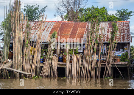 Huen Cai Be, Tien Giang, Vietnam - Dicembre 16, 2013: una modesta casa vietnamita presso il fiume Mekong vicino al mercato galleggiante Foto Stock