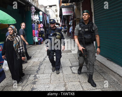 Frontiera israeliana pattuglia di polizia nel quartiere musulmano della città vecchia di Gerusalemme, 22 settembre 2016. Soldati israeliani arrestati 23 palestinesi inizio Giovedì di incursioni nei diversi Gerusalemme Est i quartieri in una ricerca di armi e di persone sospette nella nuova ondata di pugnalare gli attacchi terroristici. La difesa Israeliano stabilimento si aspetta un aumento di attacchi in vista dei prossimi alta ebraico i giorni santi nei primi giorni di ottobre. Foto di Debbie Hill/ UPI Foto Stock