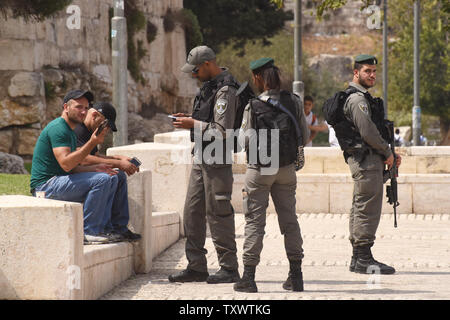 Frontiera israeliana controllo di polizia la carta di identità di un palestinese al di fuori della città vecchia a Gerusalemme est, 22 settembre 2016. Soldati israeliani arrestati 23 palestinesi inizio Giovedì di incursioni nei diversi Gerusalemme Est i quartieri in una ricerca di armi e di persone sospette nella nuova ondata di pugnalare gli attacchi terroristici. La difesa Israeliano stabilimento si aspetta un aumento di attacchi in vista dei prossimi alta ebraico i giorni santi nei primi giorni di ottobre. Foto di Debbie Hill/ UPI Foto Stock