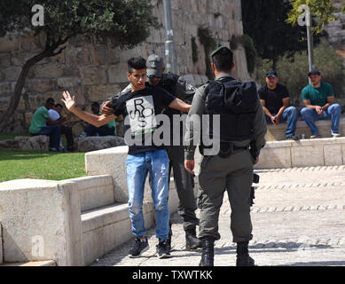 Frontiera israeliana la polizia cerca una gioventù palestinese al di fuori della città vecchia a Gerusalemme est, 22 settembre 2016. Soldati israeliani arrestati 23 palestinesi inizio Giovedì di incursioni nei diversi Gerusalemme Est i quartieri in una ricerca di armi e di persone sospette nella nuova ondata di pugnalare gli attacchi terroristici. La difesa Israeliano stabilimento si aspetta un aumento di attacchi in vista dei prossimi alta ebraico i giorni santi nei primi giorni di ottobre. Foto di Debbie Hill/ UPI Foto Stock