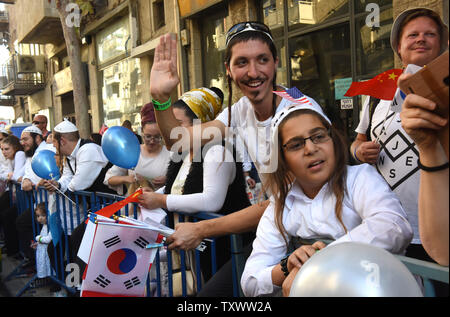 Gli israeliani guarda i cristiani evangelici, non visto, marzo nell'annuale parata di Gerusalemme per contrassegnare la festa ebraica di Sukkot, la Festa dei Tabernacoli a Gerusalemme, Israele, 20 ottobre 2016. Migliaia di cristiani provenienti da tutto il mondo hanno marciato con soldati israeliani e dei lavoratori per manifestare la loro solidarietà e amore per Israele. Foto di Debbie Hill/UPI Foto Stock