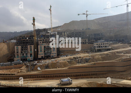 Una panoramica della costruzione del nuovo alloggiamento ebraica nell'insediamento israeliano Givat Ze'ev, vicino a Gerusalemme, in Cisgiordania, Dicembre 28, 2016. Il Consiglio di Sicurezza delle Nazioni Unite ha adattato la risoluzione 2334, il 23 dicembre, che è contro gli insediamenti israeliani nei territori palestinesi e a Gerusalemme est, occupati da Israele fin dal 1967. Foto di Debbie Hill/UPI Foto Stock