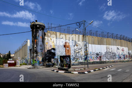 Calcestruzzo muro di sicurezza tra Israele e la Cisgiordania a Betlemme Foto Stock